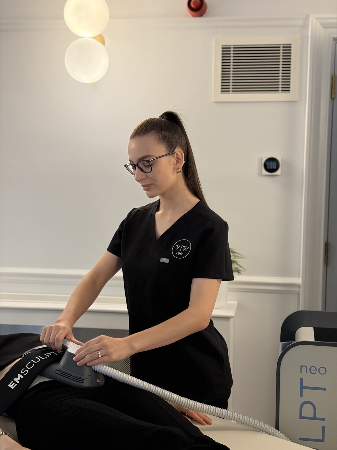 Daria performing EMSculpt Neo at Victoria Wellness